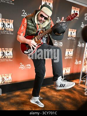 Stuttgart, Deutschland. Oktober 2025. Der schwäbische Rapper MC Bruddaal auf dem roten Teppich bei der Premiere des Queen-Musicals „We will Rock You“ im Palladium Theater. Quelle: Bernd Weißbrod/dpa/Alamy Live News Stockfoto