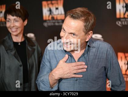 Stuttgart, Deutschland. Oktober 2025. Schauspieler Richy Müller (r) mit seiner Frau Christl Stumhöfer auf dem roten Teppich bei der Premiere des Queen Musicals „We will Rock You“ im Palladium Theater. Quelle: Bernd Weißbrod/dpa/Alamy Live News Stockfoto