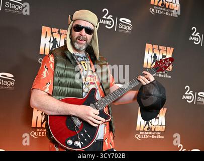 Stuttgart, Deutschland. Oktober 2025. Der schwäbische Rapper MC Bruddaal auf dem roten Teppich bei der Premiere des Queen-Musicals „We will Rock You“ im Palladium Theater. Quelle: Bernd Weißbrod/dpa/Alamy Live News Stockfoto