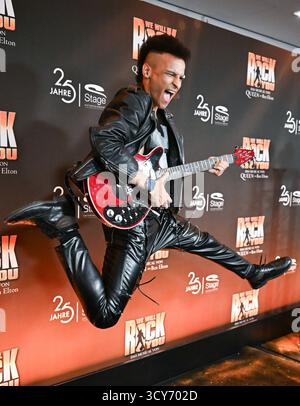 Stuttgart, Deutschland. Oktober 2025. Sänger und Songwriter Prinz Damien springt bei der Premiere des Queen-Musicals „We will Rock You“ im Palladium Theater auf den roten Teppich. Quelle: Bernd Weißbrod/dpa/Alamy Live News Stockfoto