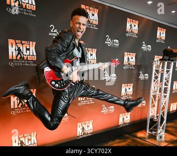 Stuttgart, Deutschland. Oktober 2025. Sänger und Songwriter Prinz Damien springt bei der Premiere des Queen-Musicals „We will Rock You“ im Palladium Theater auf den roten Teppich. Quelle: Bernd Weißbrod/dpa/Alamy Live News Stockfoto