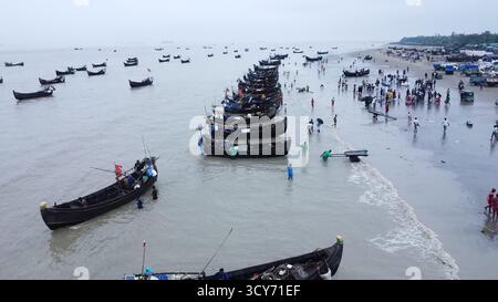 Die meisten Menschen an der Küste Bangladeschs sind Fischer. Sie decken einen großen Teil des Fischbedarfs des Landes. Stockfoto