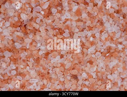 Nahaufnahme von rosa Himalaya-Salzkörnern. Stockfoto