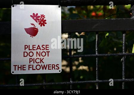 London, Vereinigtes Königreich, 9. Oktober 2025. 'Bitte Wählen Sie Nicht Die Blumen Aus' Schild In South Kensington. Stockfoto