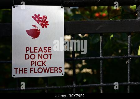 London, Vereinigtes Königreich, 9. Oktober 2025. 'Bitte Wählen Sie Nicht Die Blumen Aus' Schild In South Kensington. Stockfoto