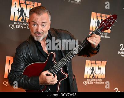 Stuttgart, Deutschland. Oktober 2025. Musikkünstler Uwe Kröger auf dem roten Teppich bei der Premiere des Queen Musicals „We will Rock You“ im Palladium Theater. Quelle: Bernd Weißbrod/dpa/Alamy Live News Stockfoto