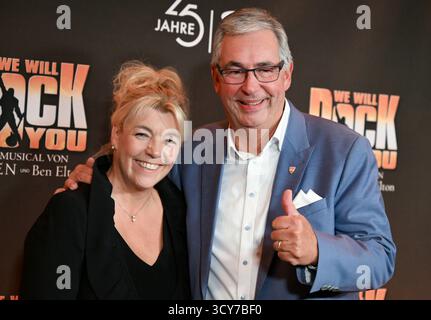 Stuttgart, Deutschland. Oktober 2025. Dietmar Allgaier (r), Präsident des VfB Stuttgart, und seine Frau Bettina auf dem roten Teppich bei der Premiere des Queen Musicals „We will Rock you“ im Palladium Theater. Quelle: Bernd Weißbrod/dpa/Alamy Live News Stockfoto