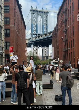 Der berühmteste Blick auf den Manhattan Bridge Tower, der die Skyline von Manhattan umrahmt, ist von der Washington Street in DUMBO, Brooklyn, zwischen der Water Street und der Plymouth Street. Stockfoto