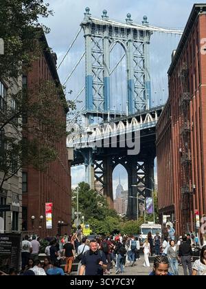 Der berühmteste Blick auf den Manhattan Bridge Tower, der die Skyline von Manhattan umrahmt, ist von der Washington Street in DUMBO, Brooklyn, zwischen der Water Street und der Plymouth Street. Stockfoto