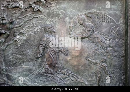 Pisa, Italien - 9. März 2011: Detail der Frontplatte der Bronzetüren der Kathedrale von Pisa, geschaffen vom Bildhauer Bonanno da Pisa. Es zeigt Szenen der Qualen in Stockfoto