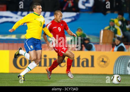 JOHANNESBURG – 15. JUNI: Brasilianischer Mannschaftskapitän Lucio (3) verteidigt gegen Tae SE Jong aus Nordkorea (9) bei einem Spiel der FIFA-Weltmeisterschaft Gruppe G am 15. Juni 2010 im Ellis Park Stadium in Johannesburg, Südafrika. Nur redaktionelle Verwendung. Kommerzielle Nutzung verboten. Keine Nutzung von Push-to-Mobilgeräten. (Foto: Jonathan Paul Larsen / Diadem Images) Stockfoto