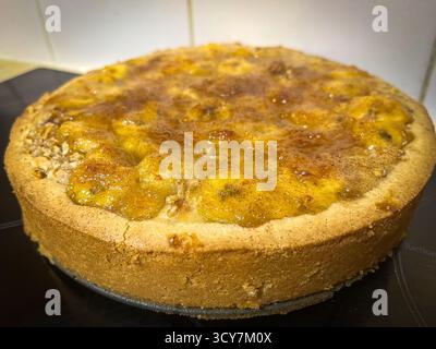 Hausgemachte Bananentorte mit karamellisierten Bananen Stockfoto