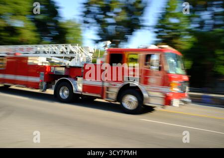 Feuerwehrfahrzeug, auch als Löschfahrzeug oder Löschgerät bezeichnet, in Bewegung Stockfoto