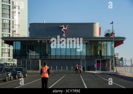 Die Passagiere des Autos checken an den Fahrzeugkabinen im Isle of man Ferry Terminal der Steam Packet Company ein Stockfoto