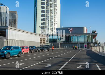 Die Passagiere des Autos checken an den Fahrzeugkabinen im Isle of man Ferry Terminal der Steam Packet Company ein Stockfoto
