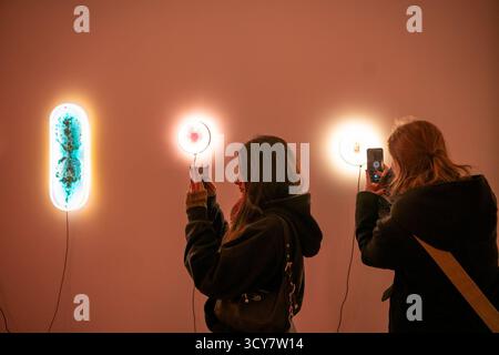 Prag, Tschechische Republik. Oktober 2025. Besucher fotografieren Lichtinstallationen während des Signal Festivals in Prag, Tschechische Republik, 17. Oktober 2025. Die Straßen und historischen Wahrzeichen Prags sind mit Licht und digitaler Kunst wieder lebendig geworden, als die 13. Ausgabe des Signal Festivals am Donnerstagabend eröffnet wurde. Quelle: Dana Kesnerova/Xinhua/Alamy Live News Stockfoto