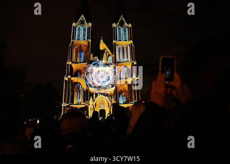 Prag, Tschechische Republik. Oktober 2025. Eine Architektur wird während des Signal Festivals in Prag, Tschechien, am 17. Oktober 2025 beleuchtet. Die Straßen und historischen Wahrzeichen Prags sind mit Licht und digitaler Kunst wieder lebendig geworden, als die 13. Ausgabe des Signal Festivals am Donnerstagabend eröffnet wurde. Quelle: Dana Kesnerova/Xinhua/Alamy Live News Stockfoto