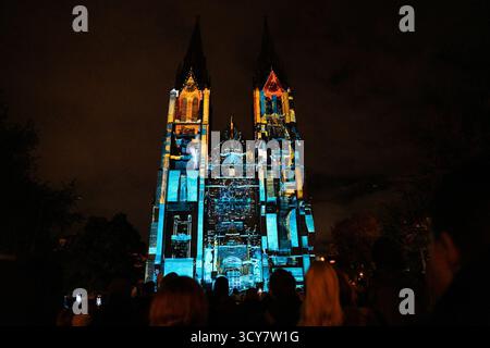 Prag, Tschechische Republik. Oktober 2025. Eine Architektur wird während des Signal Festivals in Prag, Tschechien, am 17. Oktober 2025 beleuchtet. Die Straßen und historischen Wahrzeichen Prags sind mit Licht und digitaler Kunst wieder lebendig geworden, als die 13. Ausgabe des Signal Festivals am Donnerstagabend eröffnet wurde. Quelle: Dana Kesnerova/Xinhua/Alamy Live News Stockfoto