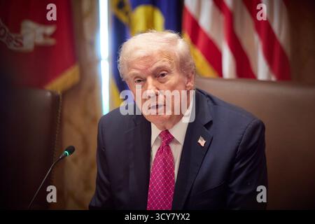 Donald Trump, Einzelbild, zugeschnittenes Einzelmotiv, Porträt, Porträt, Hochformat. Präsident Wolodymyr Zelenskyy trifft US-Präsident Donald Trump am 17. Oktober 2025 im Weißen Haus. Arbeitsbesuch des Präsidenten der Ukraine in den USA. Foto: Das Presentialbüro der Ukraine Via Stockfoto