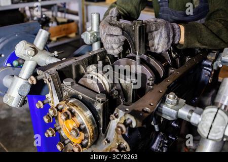 Prozess der Montage oder Reparatur des Motors, Nahaufnahme. Stockfoto