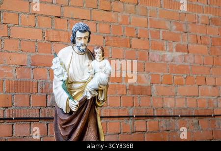 Figur des heiligen Josephs mit Kind auf dem Schoß in der Königs- und Pfarrkirche São Pedro de Ponta Delgada Stockfoto