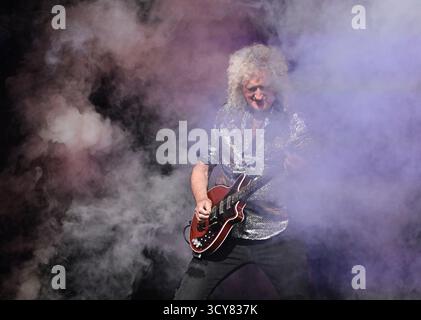 Stuttgart, Deutschland. Oktober 2025. Queen-Gitarrist Brian May spielt eine Ergänzung auf der Bühne bei der Premiere des Wiederbelebens des Queen-Musicals „We will Rock You“ im Palladium Theater. Quelle: Bernd Weißbrod/dpa/Alamy Live News Stockfoto