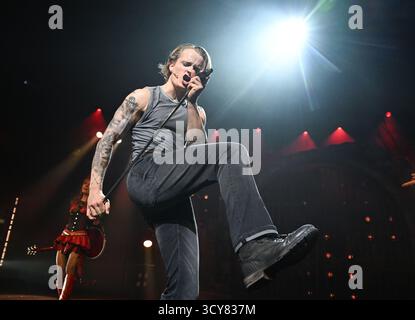Stuttgart, Deutschland. Oktober 2025. Der Musicaldarsteller Kasper Nilsson (Galileo) spielt bei der Premiere des Musicals „We will Rock You“ im Palladium Theater eine Ergänzung. Quelle: Bernd Weißbrod/dpa/Alamy Live News Stockfoto