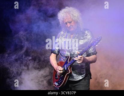 Stuttgart, Deutschland. Oktober 2025. Queen-Gitarrist Brian May spielt eine Ergänzung auf der Bühne bei der Premiere des Wiederbelebens des Queen-Musicals „We will Rock You“ im Palladium Theater. Quelle: Bernd Weißbrod/dpa/Alamy Live News Stockfoto