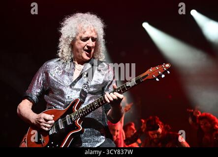 Stuttgart, Deutschland. Oktober 2025. Queen-Gitarrist Brian May spielt eine Ergänzung auf der Bühne bei der Premiere des Wiederbelebens des Queen-Musicals „We will Rock You“ im Palladium Theater. Quelle: Bernd Weißbrod/dpa/Alamy Live News Stockfoto