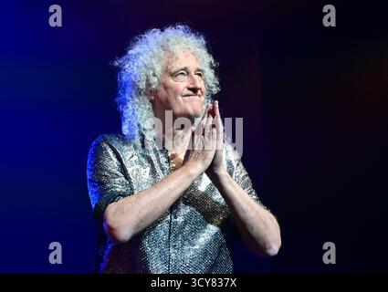 Stuttgart, Deutschland. Oktober 2025. Queen-Gitarrist Brian May, auf der Bühne bei der Premiere des Revivals des Queen-Musicals „We will Rock You“ im Palladium Theater. Quelle: Bernd Weißbrod/dpa/Alamy Live News Stockfoto