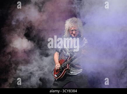 Stuttgart, Deutschland. Oktober 2025. Queen-Gitarrist Brian May spielt eine Ergänzung auf der Bühne bei der Premiere des Wiederbelebens des Queen-Musicals „We will Rock You“ im Palladium Theater. Quelle: Bernd Weißbrod/dpa/Alamy Live News Stockfoto