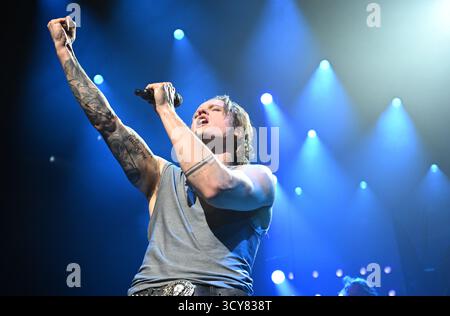 Stuttgart, Deutschland. Oktober 2025. Der Musicaldarsteller Kasper Nilsson (Galileo) spielt bei der Premiere des Musicals „We will Rock You“ im Palladium Theater eine Ergänzung. Quelle: Bernd Weißbrod/dpa/Alamy Live News Stockfoto