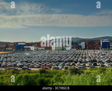 Livorno, Italien, Europa - 14. Juli 2024: Große neue Parkplätze und Containerstapel im Hafen unter blauer Wolkenlandschaft. Stockfoto