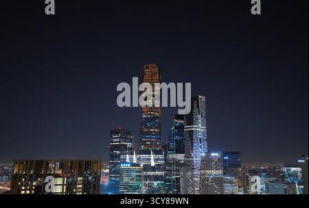 Drohnenansicht des King Abdullah Financial District (KAFD) in Riad, Saudi-Arabien, mit modernen Wolkenkratzern und futuristischer Architektur. Stockfoto
