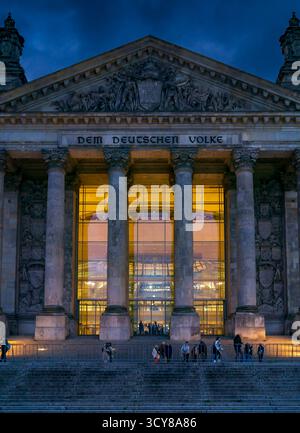 Vertikales Bild des Reichstagsgebäudes in Berlin, auch Bundestag genannt, fotografiert während der blauen Stunde in der Nacht. Stockfoto