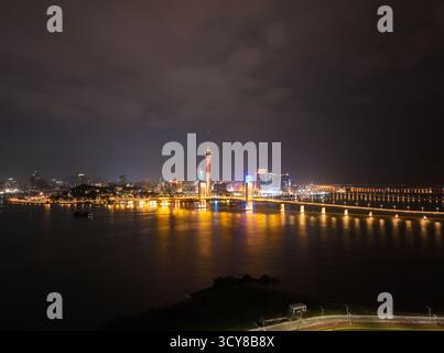 Luftaufnahmen der Freihandelszone Hengqin und der Nachtszene von Macau in Zhuhai, Provinz Guangdong Stockfoto