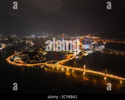 Luftaufnahmen der Freihandelszone Hengqin und der Nachtszene von Macau in Zhuhai, Provinz Guangdong Stockfoto