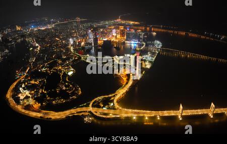 Luftaufnahmen der Freihandelszone Hengqin und der Nachtszene von Macau in Zhuhai, Provinz Guangdong Stockfoto