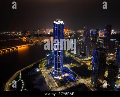 Luftaufnahmen der Freihandelszone Hengqin und der Nachtszene von Macau in Zhuhai, Provinz Guangdong Stockfoto