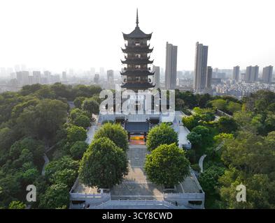 Luftaufnahmen des Kuixing Pavillons im Qiandeng Lake Central Park, Nanhai District, Foshan City Stockfoto