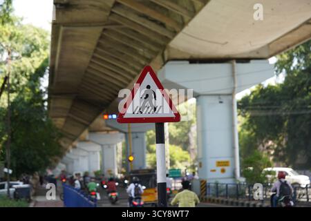 Helles und klares Bild des Wegweisers auf einer Straße in einer Stadt Stockfoto