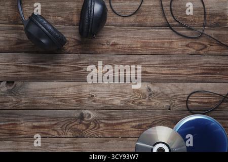 Blick von oben auf Musik-cd-Player auf Holzschreibtisch Stockfoto
