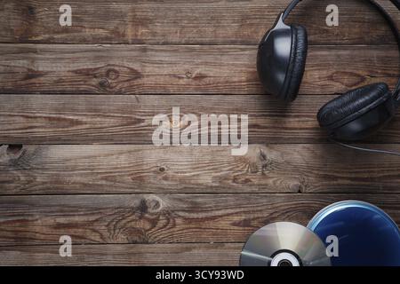 Blick von oben auf Musik-cd-Player auf Holzschreibtisch Stockfoto