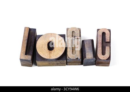 Logikwort aus gestreutem hölzernem Buchdruck, isoliert auf weiß Stockfoto