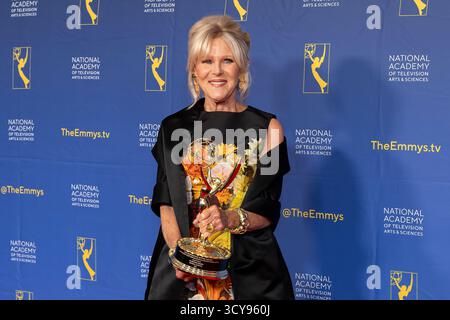Pasadena, USA. Oktober 2025. Allee Mills posiert mit dem Preis für herausragende Gastdarbietungen in einer Daytime Drama Series für „General Hospital“ bei den 52. Daytime Emmy Awards im Pasadena Civic Auditorium in Pasadena, KALIFORNIEN am 17. Oktober 2025. (Foto: Corine Solberg/SIPA USA) Credit: SIPA USA/Alamy Live News Stockfoto