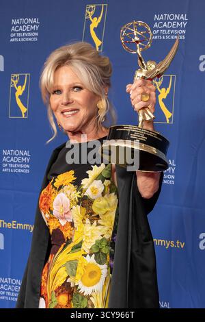 Pasadena, USA. Oktober 2025. Allee Mills posiert mit dem Preis für herausragende Gastdarbietungen in einer Daytime Drama Series für „General Hospital“ bei den 52. Daytime Emmy Awards im Pasadena Civic Auditorium in Pasadena, KALIFORNIEN am 17. Oktober 2025. (Foto: Corine Solberg/SIPA USA) Credit: SIPA USA/Alamy Live News Stockfoto