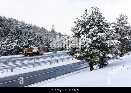 Paisaje nevado en la sierra de guadarrama en Madrid Stockfoto