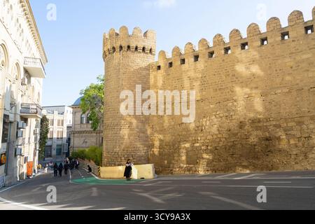 Baku, Aserbaidschan. oktober 2025. Blick auf die alten Stadtmauern im Stadtzentrum Stockfoto