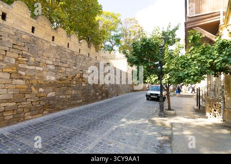 Baku, Aserbaidschan. oktober 2025. Blick auf die alten Stadtmauern im Stadtzentrum Stockfoto