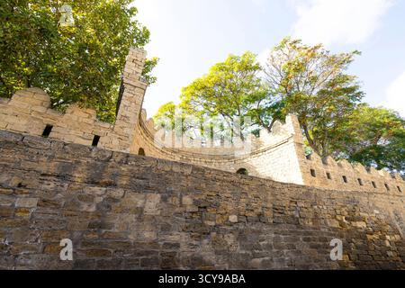 Baku, Aserbaidschan. oktober 2025. Blick auf die alten Stadtmauern im Stadtzentrum Stockfoto